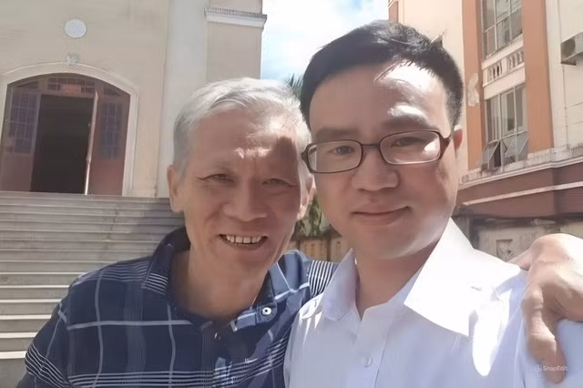 Ông Đỗ Văn Hùng (trái) vui mừng cùng luật sư sau khi được trả tự do