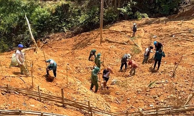 Bộ đội giúp dân san ủi mặt bằng trồng rau sạch