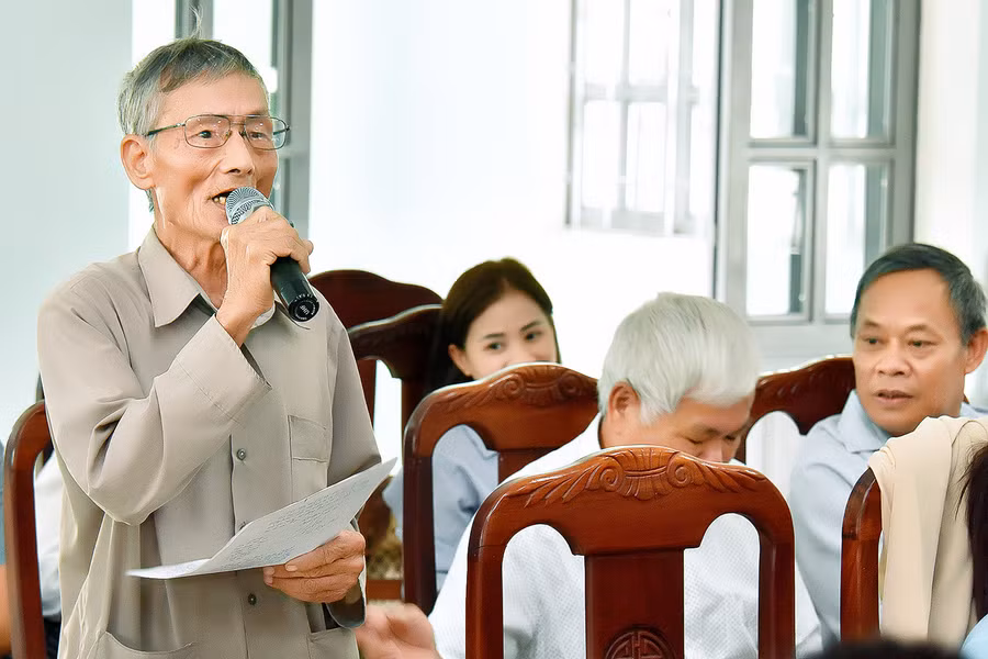 Cử tri Vũ Hồng Phát (tổ 6, phường Thống Nhất, TP. Pleiku) kiến nghị đại biểu HĐND các cấp sớm có ý kiến để tháo gỡ dự án đường 17-3 nối dài từ đường Phạm Văn Đồng đến Lê Đại Hành đã "treo" suốt 26 năm. Ảnh: Đ.T