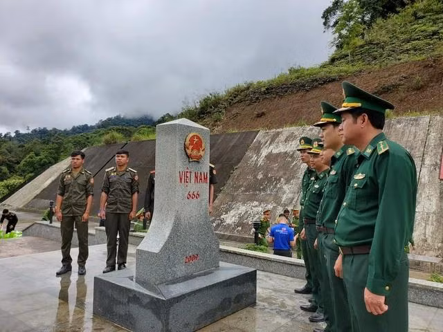 Lực lượng biên phòng VN và bảo vệ biên giới Lào thực hiện nghi thức ngoại giao tại mốc đại 666 cửa khẩu A Đớt - Tà Vàng trong chuyến tuần tra chung