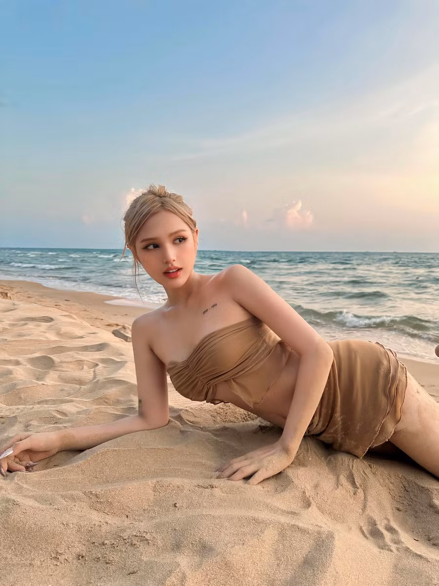 Người đẹp 22 tuổi được khen ngợi bởi gương mặt lai Tây cùng thân hình gợi cảm. Nhờ vậy, cô tự tin biến hóa nhiều phong cách thời trang khác nhau. Trong một số khoảnh khắc được đăng tải trên trang cá nhân, hot girl sinh năm 2002 khiến dân mạng trầm trồ bởi vóc dáng “vạn người mê"