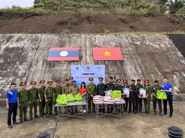 Đồn biên phòng cửa khẩu A Đớt phối hợp Phòng Cảnh sát kinh tế Công an tỉnh Thừa Thiên - Huế, Siêu thị Co.opMart Huế tặng quà nhân dân bản Ka Lôi (H.Ka Lùm, tỉnh Sê Kông) và Đồn công an Tà Vàng, Đại đội bảo vệ biên giới 531 (Lào)