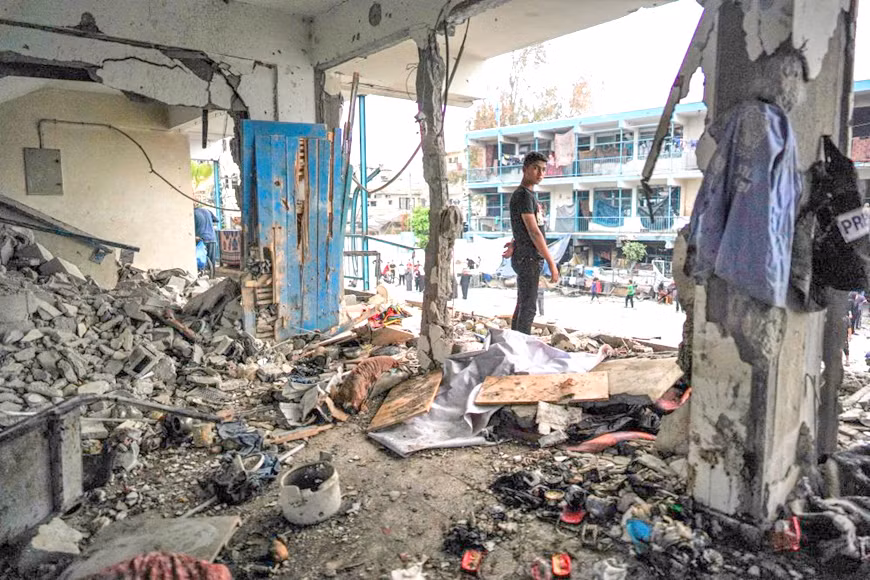 Trường học Al-Sardi ở Nuseirat, miền Trung Gaza tan hoang sau cuộc không kích của Israel ngày 6-6. Ảnh: AFP