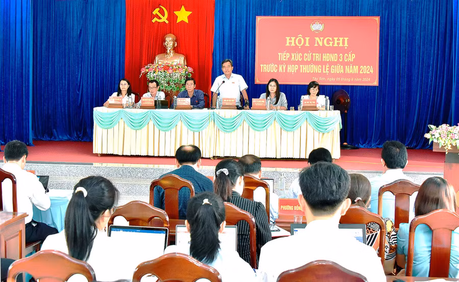 Ủy viên Ban Chấp hành Trung ương Đảng, Bí thư Tỉnh ủy, Chủ tịch HĐND tỉnh Hồ Văn Niên phát biểu tại hội nghị tiếp xúc cử tri. Ảnh: ĐỨC THỤY