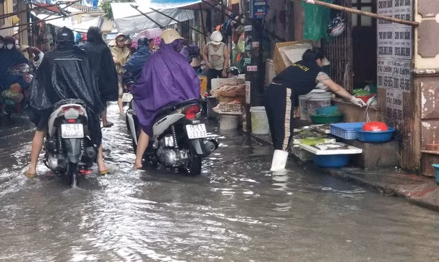 Người dân bì bõm trong nước bẩn ở chợ dân sinh Ngã ba Bà Tẹo, P.Đông Hải 1 (Q.Hải An)