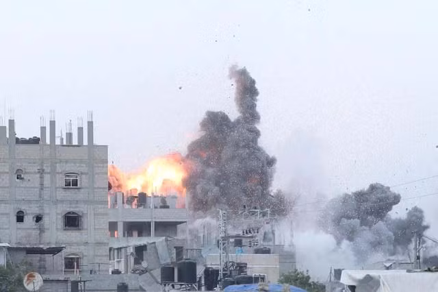 Khói lửa bốc lên ở miền Trung Dải Gaza trong đợt không kích của Israel ngày 3-6. Ảnh: Reuters