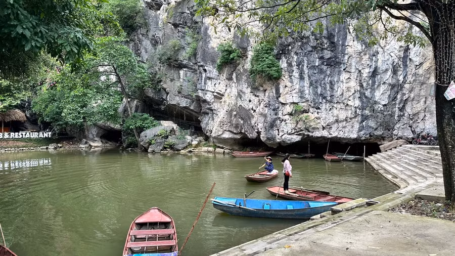 Lối vào Xuyên thủy động ở Bích Động. (Ảnh: Bích Hằng/Vietnam+)