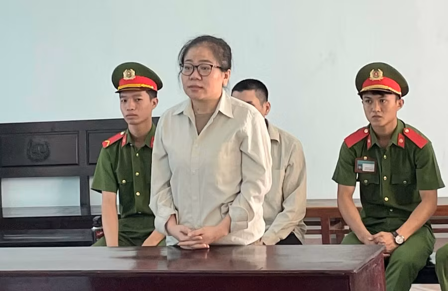 Bị cáo Huỳnh Thị Đức Tâm bị tuyên phạt 12 năm tù về tội "Lừa đảo chiếm đoạt tài sản". Ảnh: Hoàng Lộc