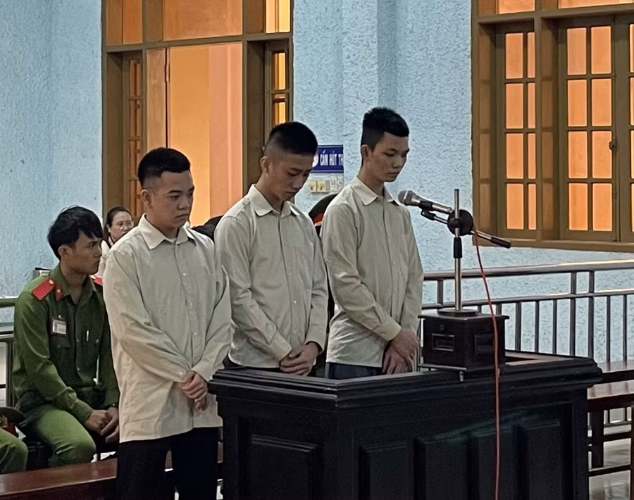 Các bị cáo từ trái qua gồm: Trần Như Phong, Ngô Anh Vũ và Trương Văn Trung bị đưa ra xét xử về tội "Giết người". Ảnh: Hoàng Lộc
