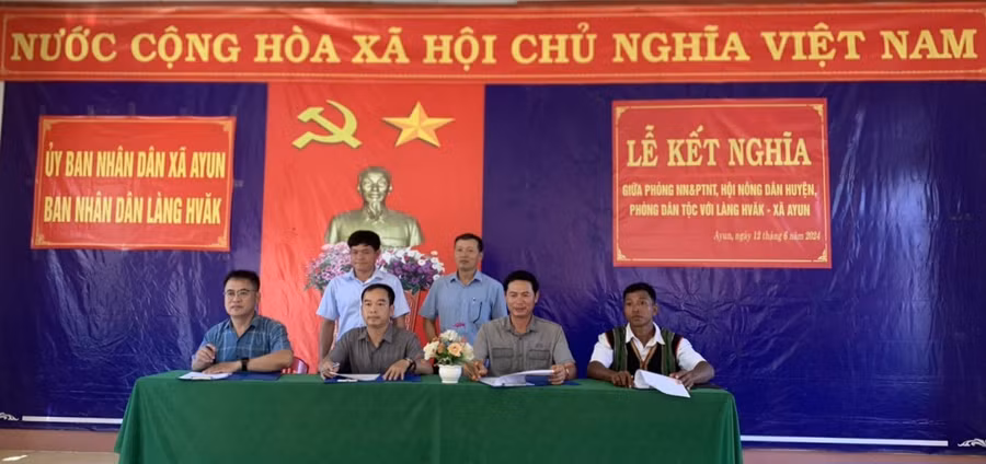 Các cơ quan huyện Chư Sê ký kết nghĩa với làng Hvăk. Ảnh: Trương Hoài