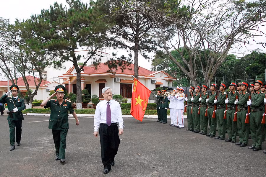 Tổng Bí thư Nguyễn Phú Trọng thăm và làm việc tại Quân đoàn 3 ngày 16-4-2011.