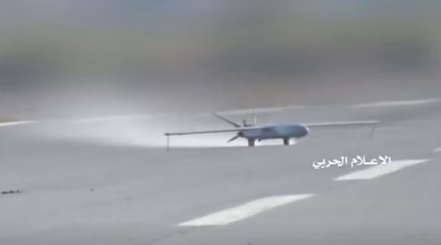 Một máy bay không người lái Samad-3 cất cánh từ một địa điểm không xác định ở Yemen trong hình ảnh được lấy từ video do Al-Masirah TV thuộc Houthi phát vào ngày 9.7.2019