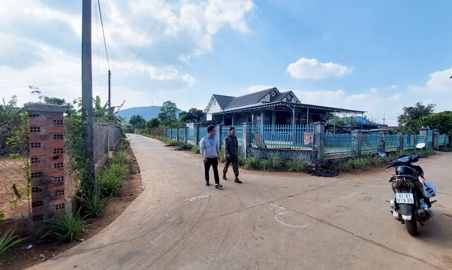 Nhiều hộ dân xã Ia Băng (huyện Đak Đoa) hiến đất làm đường giao thông nội làng. Ảnh: N.D