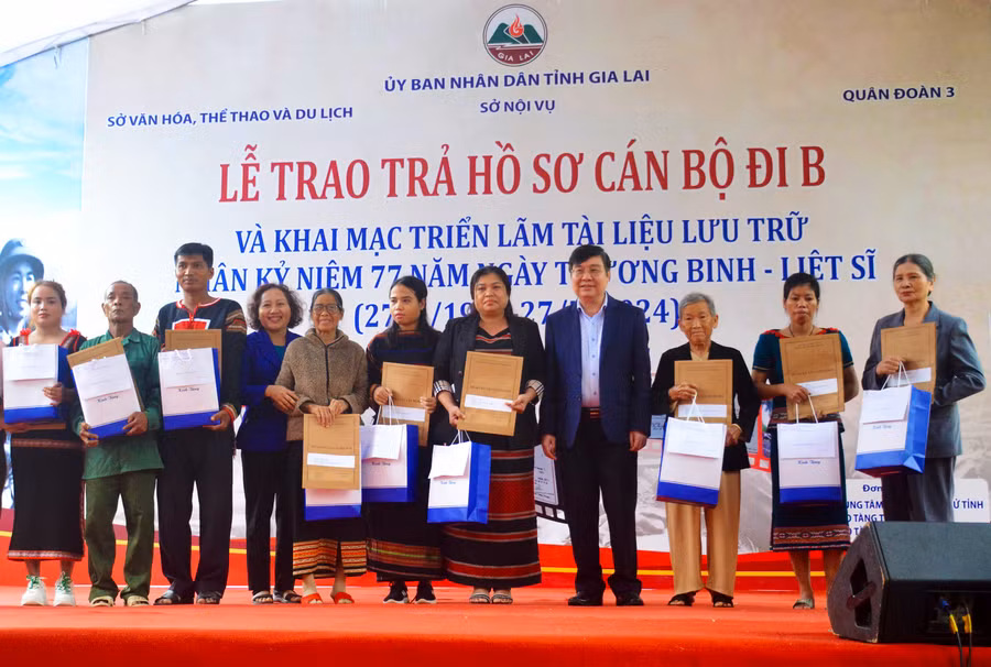Lãnh đạo tỉnh trao trả hồ sơ cho các cán bộ, thân nhân cán bộ đi B. Ảnh: Phương Duyên