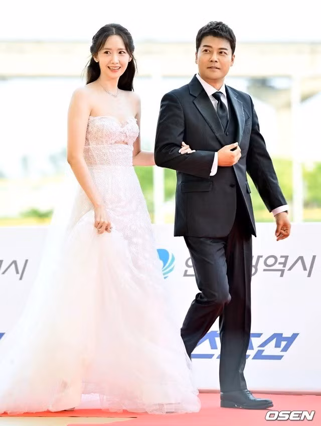 Tối 19/7, Lễ trao giải thưởng truyền hình Rồng Xanh lần thứ 3 (3rd Blue Dragon Series Awards) có sự tham gia của gần 100 nghệ sĩ Hàn Quốc như Song Hye Kyo, Chun Woo Hee, Yoona - Tiffany (SNSD), Park Bo Young, Han Hyo Joo, Ryu Jun Yeol, Im Si Wan, Choi Hyun Wook, Miyeon (G)I-DLE... Trong đó, nổi bật nhất là "center quốc dân" YoonA.