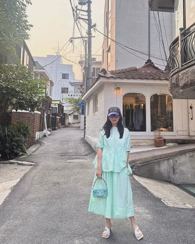 Sự "sang trọng thầm lặng" nhấn mạnh vào chất lượng, thiết kế vượt thời gian hơn là các logo thương hiệu dễ thấy