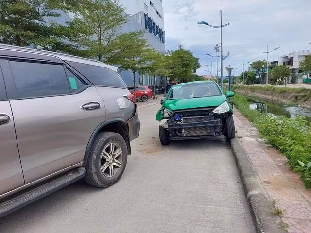 Chiếc taxi trong vụ tai nạn liên hoàn, đến lúc lao lên lề đường mới dừng lại