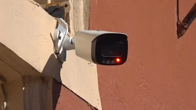 Cửa trước là một vị trí quan trọng nên đặt camera an ninh