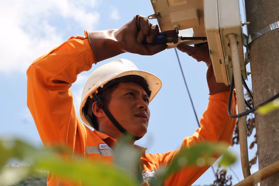 Công nhân Điện lực Kbang hỗ trợ kiểm tra đường điện tại thôn 2, xã Kon Pne, huyện Kbang. Ảnh: Hoàng Hoài