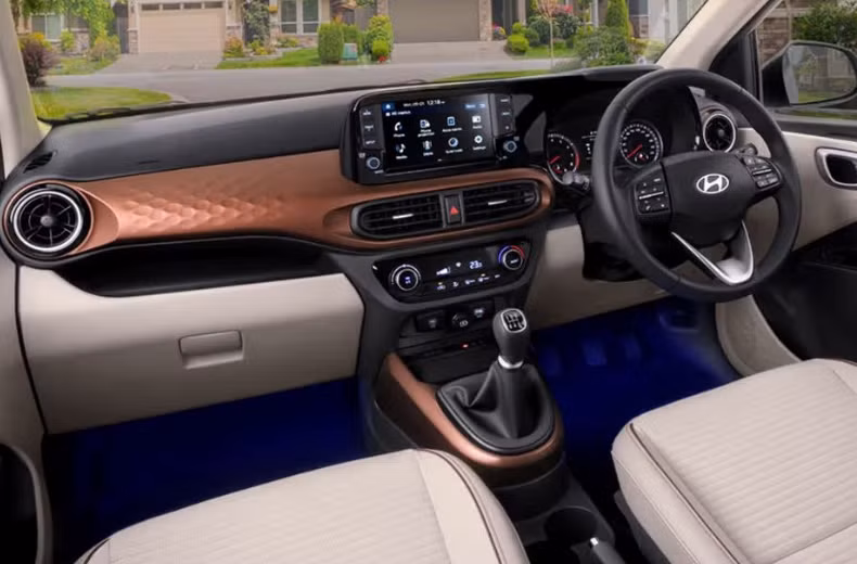 Xe có khóa trung tâm và ra vào không cần chìa khóa, đèn pha tự động, neo ISOFIX và gương chiếu hậu bên trong ngày/đêm dưới dạng tùy chọn. Ảnh: S.T