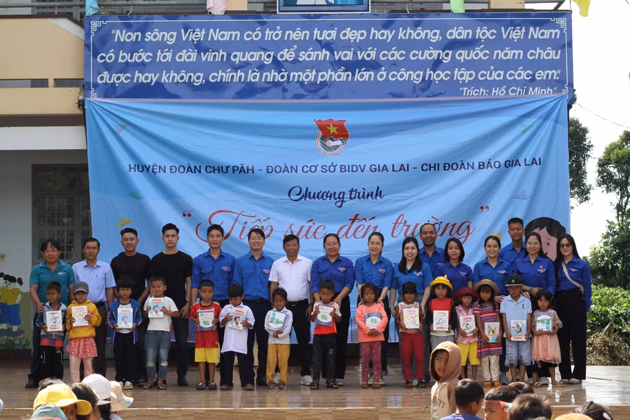 Chi Đoàn Báo Gia Lai cùng Đoàn cơ sở BIDV Gia Lai trao quà cho 15 em nhỏ có hoàn cảnh khó khăn. Ảnh: Hoàng Hoài