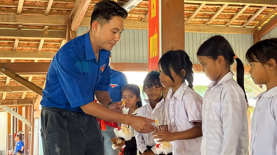 Nhóm từ thiện Xuân Sáng Đak Đoa trao tặng 240 lồng đèn trung thu cho các em học sinh Trường Phổ thông Dân tộc Bán trú Tiểu học và THCS Krong. Ảnh: Hoàng Hoài