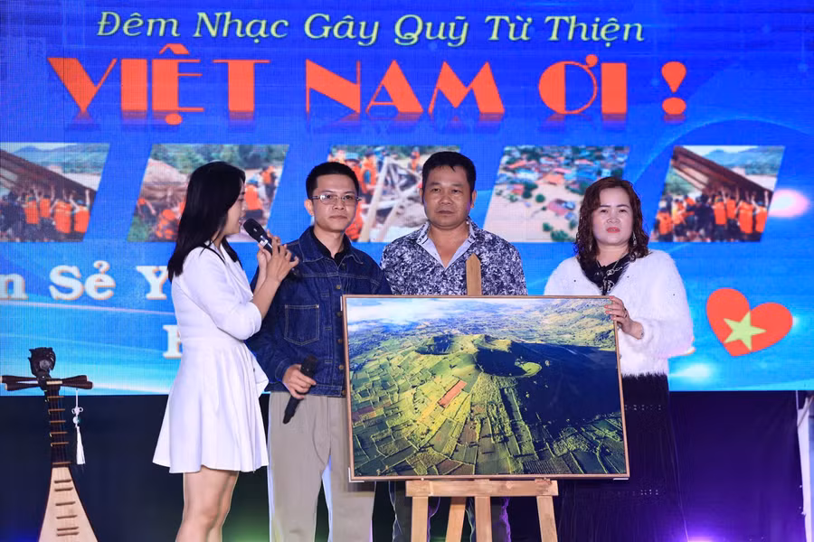 Ban tổ chức đã bán đấu giá bức tranh "Núi lửa Chư Đang Ya rực rỡ mùa hoa dã quỳ" được 3 triệu đồng để góp thêm vào số tiền thu được từ đêm nhạc hỗ trợ đồng bào miền Bắc. Ảnh: Tấn Kần Studio