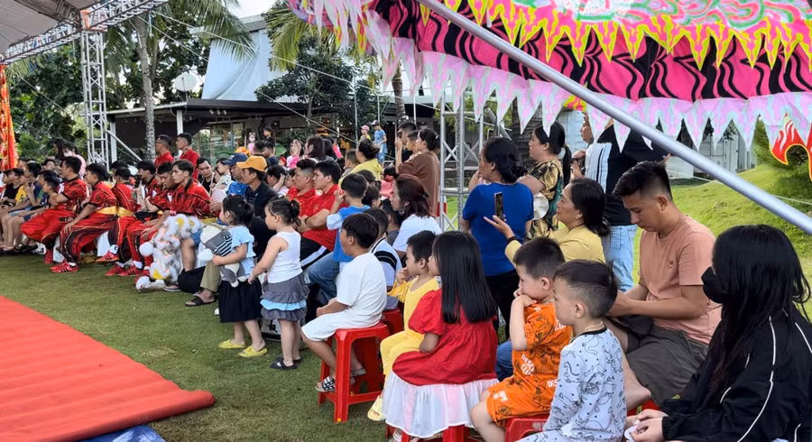 Đông đảo người dân, du khách đến xem các đội trình diễn. Ảnh: H.H Đông đảo người dân, du khách đến xem các đội trình diễn. Ảnh: H.H