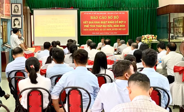 Tiến sĩ Phạm Văn Triệu báo cáo kết quả khai quật phế tích tháp Đại Hữu năm 2024