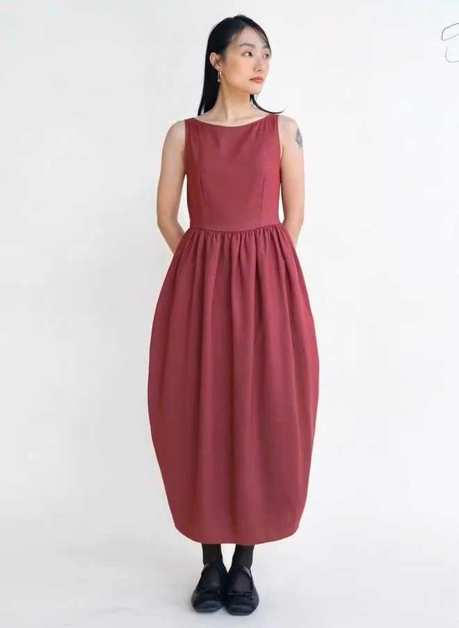 Giày bốt cổ thấp, Mary Jane, dép xỏ ngón đều phù hợp để phối cùng những chiếc váy dài này. Bên cạnh đó, một đôi tất trắng có thể tạo nên khác biệt đáng kể cho phong cách mùa thu dịu dàng và tràn đầy sự thư thái, dễ chịu.