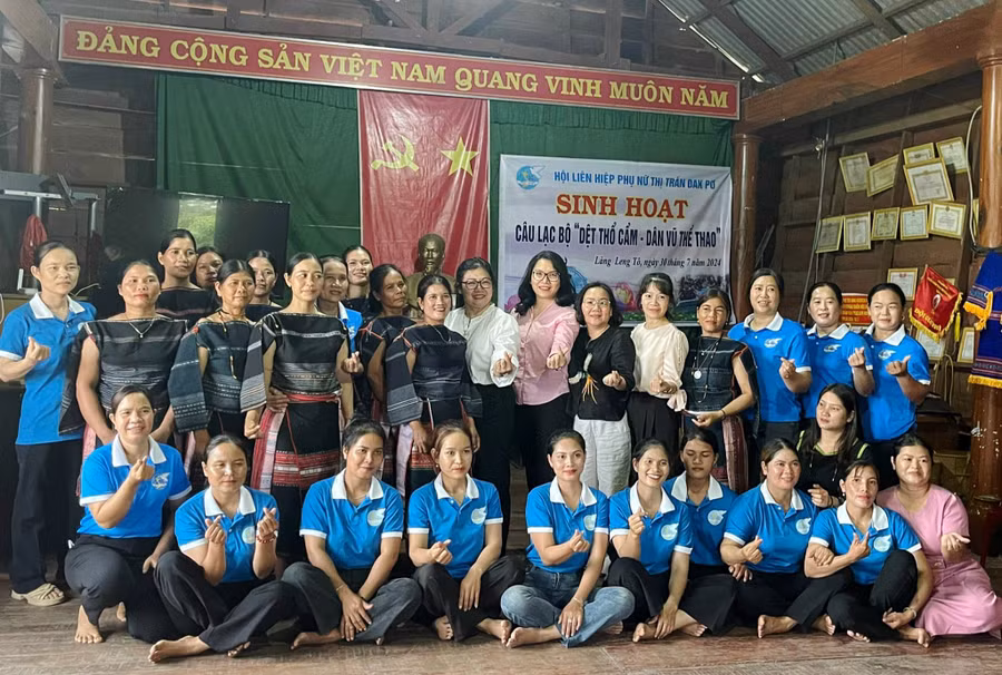 Trung ương Hội LHPN Việt Nam khảo sát câu lạc bộ” Dệt thổ cẩm-Dân vũ thể thao” tại huyện Đak Pơ (tỉnh Gia Lai)-mô hình đặc thù thu hút hội viên phụ nữ. Ảnh: M.C