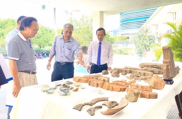 Lãnh đạo Sở VH-TT Bình Định cùng chuyên gia tham quan các hiện vật khai quật tại Bảo tàng Bình Định