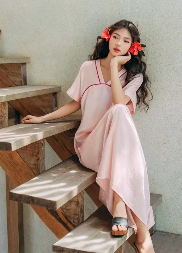 Những đường viền màu sắc tạo nét đẹp dung dị cho chiếc váy maxi lụa màu hồng nhạt
