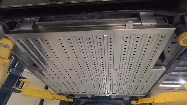 Một tấm "giáp gầm" bảo vệ pin cho VinFast VF 5