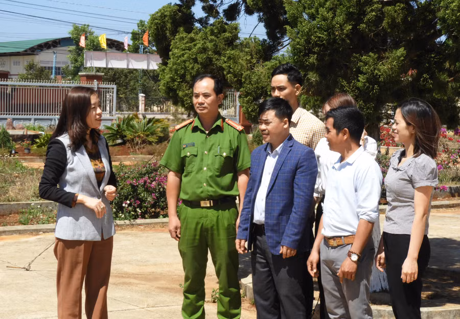 Cán bộ, đảng viên xã Đăk Djrăng trao đổi về công tác xây dựng Đảng ở cơ sở. Ảnh: T.N
