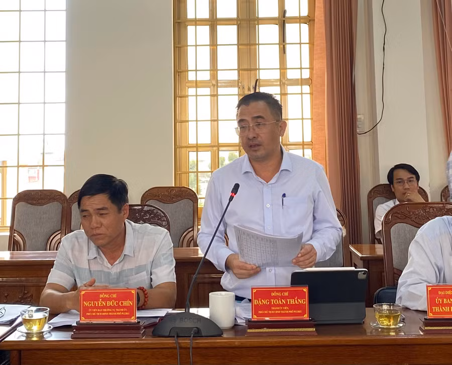 Ông Đặng Toàn Thắng-Phó Chủ tịch UBND TP. Pleiku báo cáo việc triển khai kế hoạch đầu tư công trung hạn giai đoạn 2021-2025 của thành phố Pleiku. Ảnh: Hà Duy