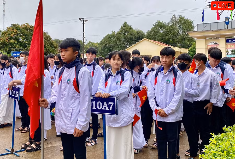 Trên khuôn mặt của các em học sinh vừa vào lớp 10 không giấu được sự hồi hộp, mong đợi khi vào cấp học mới. Ảnh: Hà Duy