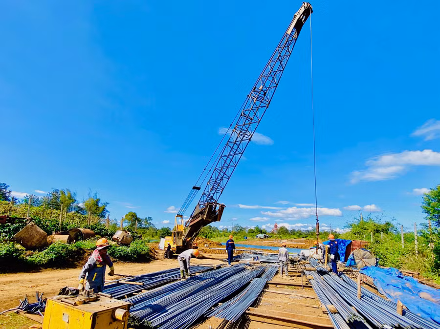 Thi công đường hành lang kinh tế phía Đông, kết nối các huyện Đak Đoa, Chư Păh và TP. Pleiku. Ảnh: Hà Duy