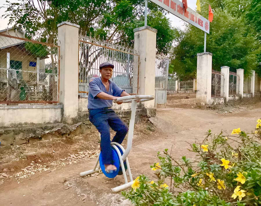Tuy đã gần 80 tuổi, nhưng già Hmrik-già làng làng Ia Nueng (xã Biển Hồ) đều đặn chiều nào cũng đến tập thể dục. Già nói: “Không chỉ tôi mà người dân trong làng ai cũng siêng tập thể dục. Làng có 2 địa điểm đặt cụm thiết bị này, một cụm được lắp đặt 1-2 năm trước, còn một cụm thì mới đặt hồi cuối năm 2023. Cụm nào cũng tập trung đông dân đến tập luyện. Tôi già rồi, chân yếu nên thích nhất là các thiết bị tập cho chân”.