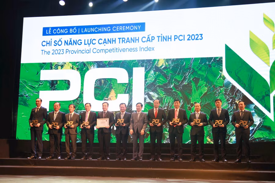 Ông Phạm Tấn Công-Chủ tịch VCCI trao Cúp và Chứng nhận PCI năm 2023 cho đại diện lãnh đạo các tỉnh có Chỉ số PCI cao. Ảnh: Internet Ông Phạm Tấn Công-Chủ tịch VCCI trao Cúp và Chứng nhận PCI năm 2023 cho đại diện lãnh đạo các tỉnh có Chỉ số PCI cao. Ảnh: Internet