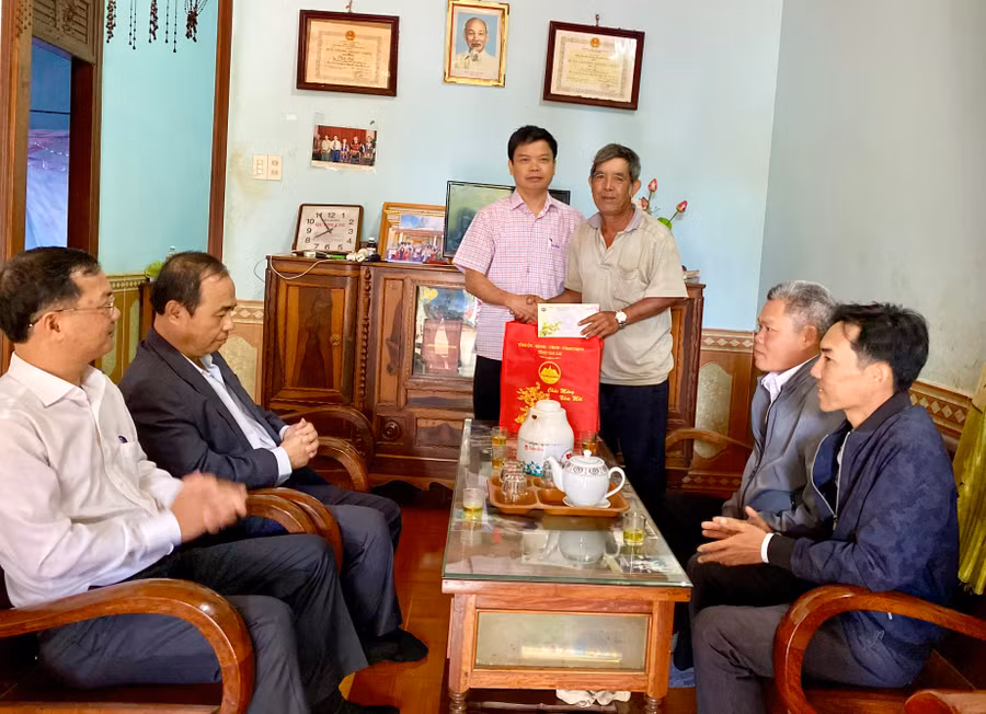 Phó Chủ tịch UBND tỉnh Nguyễn Hữu Quế thăm, tặng quà cho gia đình ông Ksor Hiếu (làng Blo Dung, xã Ia Hrung, huyện Ia Grai). Ảnh: Hà Duy