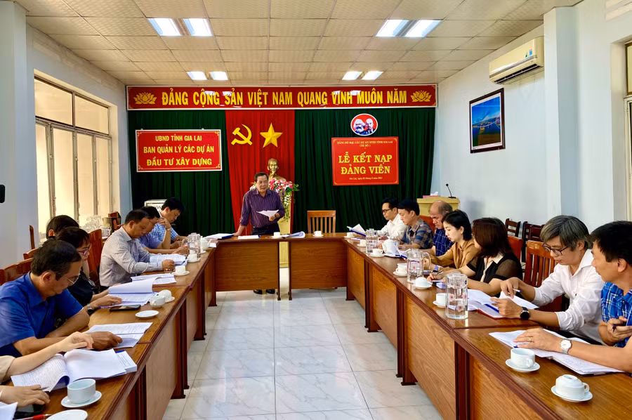 Đoàn giám sát của HĐND tỉnh làm việc với Ban Quản lý các dự án đầu tư xây dựng tỉnh về tình hình quyết toán các dự án thuộc kế hoạch đầu tư công giai đoạn 2021-2025. Ảnh: Hà Duy
