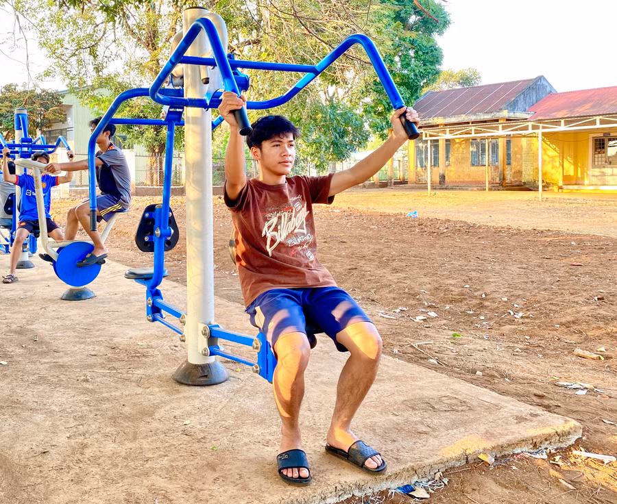 Không chỉ người lớn tuổi mà những thanh niên trẻ tuổi cũng rất thích đến những cụm này tập thể dục. Em Rcom Vương (Sn 2007, làng Ia Nueng) cho biết, sau thời gian phụ giúp bố mẹ làm rẫy thì các buổi chiều, nếu không đi đá banh thì em cùng các bạn thường đến đây để tập thể dục.
