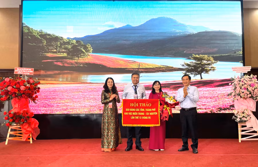 Quyền Bí thư Tỉnh ủy Lâm Đồng Nguyễn Thái Học và Tổng Biên tập Báo Lâm Đồng Hồ Lan trao cờ cho báo Phú Yên. Ảnh: Hà Duy