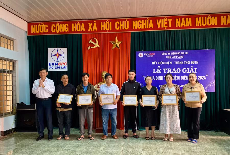 Các gia đình trên địa bàn TP. Pleiku đạt giải A của chương trình "Hộ gia đình tiết kiệm điện năm 2024". Ảnh: Hà Duy Các gia đình trên địa bàn TP. Pleiku đạt giải A của chương trình "Hộ gia đình tiết kiệm điện năm 2024". Ảnh: Hà Duy