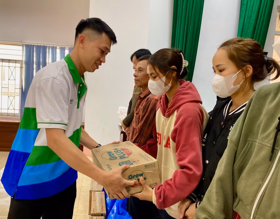 Đại diện các doanh nghiệp đang hoạt động tại Khu công nghiệp Trà Đa trao quà cho người lao động. Ảnh: Hà Duy