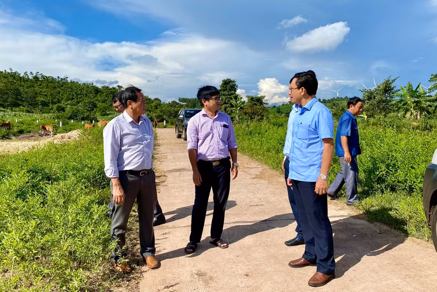 Đoàn Giám sát đi thực tế tại dự án đường giao thông nội đồng cánh đồng Plei Thơ Ga (xã Chư Don, huyện Chư Pưh). Ảnh: Hà Duy