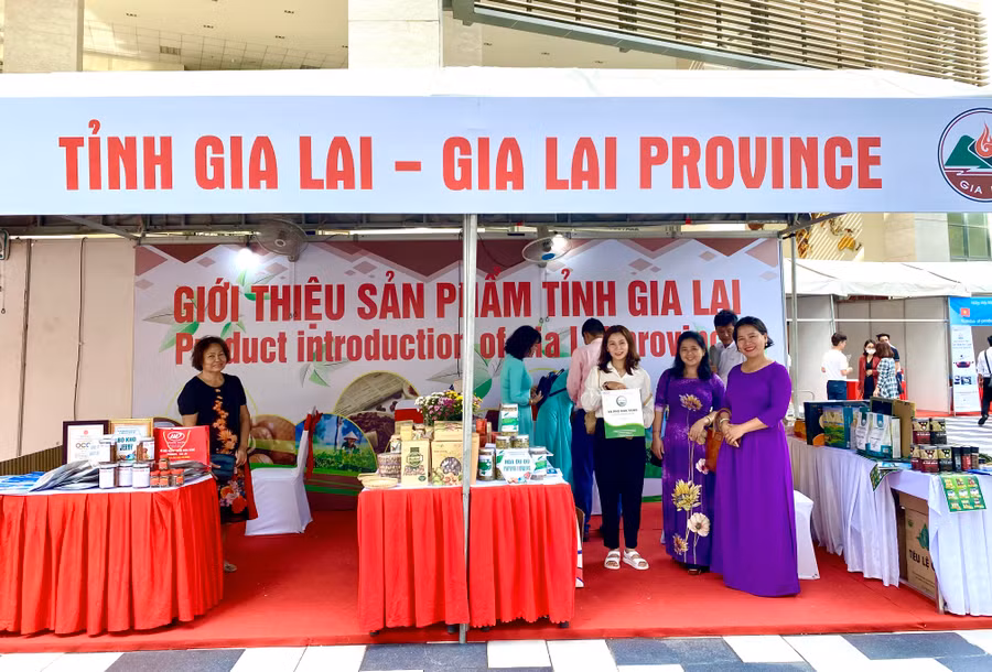 Các sản phẩm công nghiệp, nông nghiệp tiêu biểu của Gia Lai nhận được nhiều sự quan tâm và yêu thích của khách hàng trong và ngoài nước. Ảnh: Hà Duy Các sản phẩm công nghiệp, nông nghiệp tiêu biểu của Gia Lai nhận được nhiều sự quan tâm và yêu thích của khách hàng trong và ngoài nước. Ảnh: Hà Duy