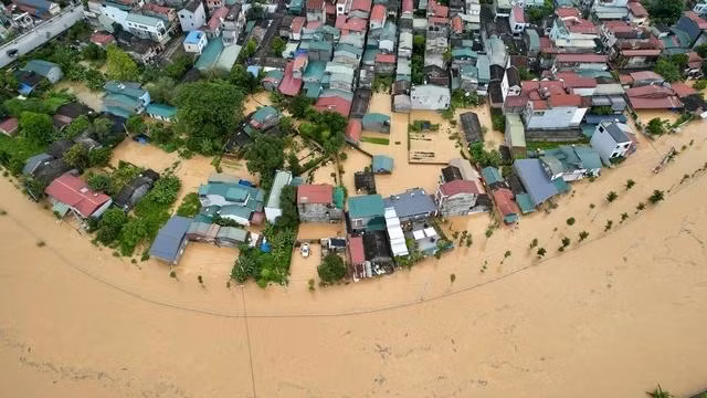 Nước lũ tràn qua đường và gây ngập nhà người dân Nước lũ tràn qua đường và gây ngập nhà người dân
