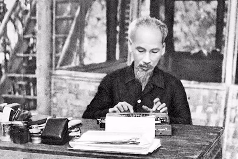 Chủ tịch Hồ Chí Minh làm việc tại Chiến khu Việt Bắc trong thời kỳ kháng chiến chống thực dân Pháp (ảnh nguồn dangcongsan.vn).